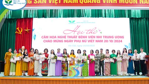 Rực rỡ sắc màu hội thi cắm hoa nghệ thuật chào mừng Ngày Phụ nữ Việt Nam 20/10