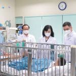 Bộ trưởng Y tế Đào Hồng Lan thăm bé trai bị tai nạn tại Nam Định: Trẻ đã qua cơn nguy kịch