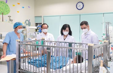 Bộ trưởng Y tế Đào Hồng Lan thăm bé trai bị tai nạn tại Nam Định: Trẻ đã qua cơn nguy kịch