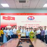 Lễ trao tặng Huy hiệu 30 năm tuổi Đảng cho BSCKII. Lê Bá Tuấn – Đảng viên chi bộ 6 thuộc Đảng bộ Bệnh viện Nhi Trung ương