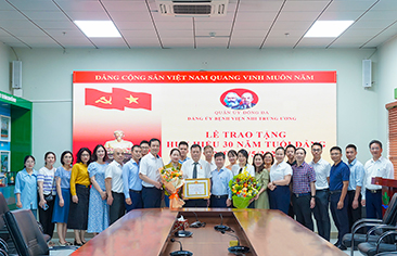 Lễ trao tặng Huy hiệu 30 năm tuổi Đảng cho BSCKII. Lê Bá Tuấn – Đảng viên chi bộ 6 thuộc Đảng bộ Bệnh viện Nhi Trung ương
