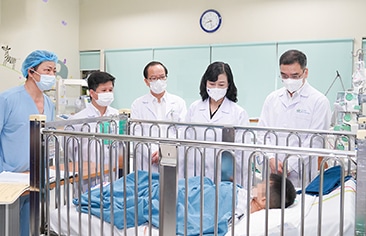 [VIDEO] Bộ trưởng Y tế Đào Hồng Lan thăm bé trai bị tai nạn tại Nam Định: Trẻ đã qua cơn nguy kịch