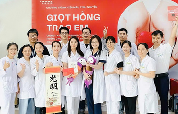 Các bác sĩ, điều dưỡng và tình nguyện viên chung tay hiến máu cứu bệnh nhi trong mùa hè khan hiếm máu