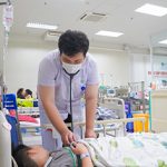 Bé trai 15 tuổi ngộ độc vì tái sử dụng thuốc lá điện tử đã bị cấm