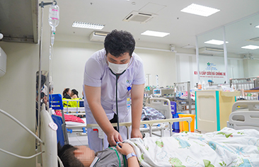 Bé trai 15 tuổi ngộ độc vì tái sử dụng thuốc lá điện tử đã bị cấm