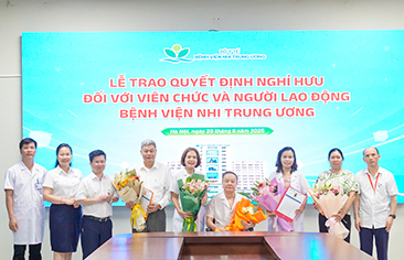 Cảm xúc ngập tràn trong Lễ trao quyết định nghỉ hưu đối với viên chức và người lao động Bệnh viện Nhi Trung ương