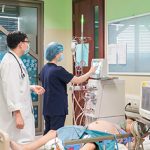 Tự ý bỏ thuốc điều trị hội chứng thận hư và dùng thuốc nam không rõ nguồn gốc, bé trai 13 tuổi rơi vào nguy kịch
