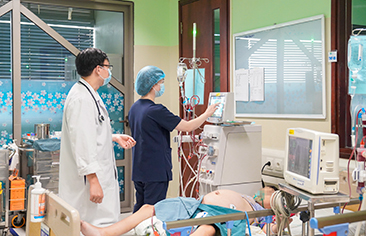 Tự ý bỏ thuốc điều trị hội chứng thận hư và dùng thuốc nam không rõ nguồn gốc, bé trai 13 tuổi rơi vào nguy kịch