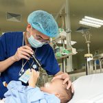 Bé trai 14 tháng tuổi mổ cấp cứu vì nuốt hạt nở – Cẩn trọng với đồ chơi “nở trong nước”