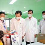 Thứ trưởng Bộ Y tế Nguyễn Tri Thức thăm và tặng quà Trung thu cho các bệnh nhi tại Bệnh viện Nhi Trung ương