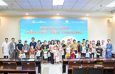 “Trung thu gắn kết yêu thương”: Hội Bảo vệ quyền trẻ em Việt Nam đến thăm và trao quà cho các em nhỏ tại Bệnh viện Nhi Trung ương