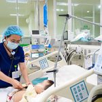 Bé trai 2 tuổi suy hô hấp nặng do uống nhầm dầu thắp đèn – Khuyến cáo tuyệt đối không gây nôn khi sơ cứu