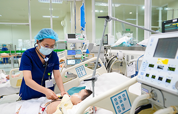 Bé trai 2 tuổi suy hô hấp nặng do uống nhầm dầu thắp đèn – Khuyến cáo tuyệt đối không gây nôn khi sơ cứu