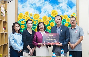 Trường Đại học Ngoại thương và Công ty TNHH Fastech Asia trao tặng 65 triệu đồng cho các bệnh nhi có hoàn cảnh khó khăn