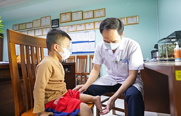 Ca phẫu thuật đặc biệt: Xoay cẳng chân 180 độ, tạo khớp gối chức năng mới cho bé trai 5 tuổi mắc thiểu sản xương đùi bẩm sinh