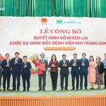 Bộ trưởng Bộ Y tế Đào Hồng Lan trao quyết định bổ nhiệm lại Giám đốc Bệnh viện Nhi Trung ương cho GS.TS Trần Minh Điển