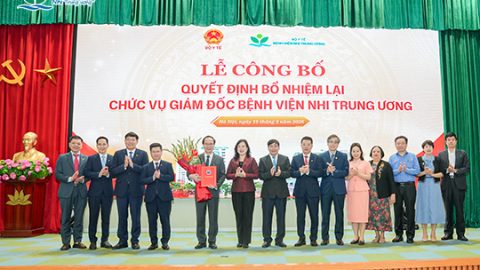 Bộ trưởng Bộ Y tế Đào Hồng Lan trao quyết định bổ nhiệm lại Giám đốc Bệnh viện Nhi Trung ương cho GS.TS Trần Minh Điển