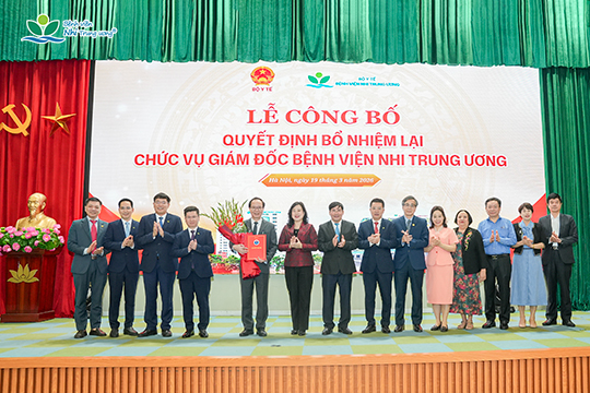 Bộ trưởng Bộ Y tế Đào Hồng Lan trao quyết định bổ nhiệm lại Giám đốc Bệnh viện Nhi Trung ương cho GS.TS Trần Minh Điển
