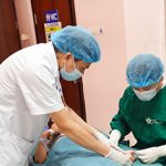 Tự bật máy bào vỏ quế, bé trai 7 tuổi suýt mất bàn tay: Bác sĩ nỗ lực giữ lại bàn tay cho trẻ