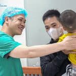 Hành trình vượt hơn 300km giành lại sự sống cho bé trai có trái tim phình to chiếm 2/3 lồng ngực