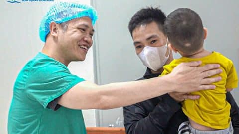 Hành trình vượt hơn 300km giành lại sự sống cho bé trai có trái tim phình to chiếm 2/3 lồng ngực