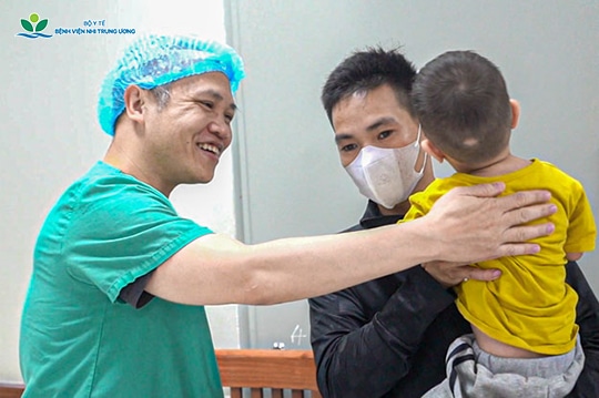 Hành trình vượt hơn 300km giành lại sự sống cho bé trai có trái tim phình to chiếm 2/3 lồng ngực