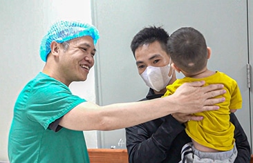 Hành trình vượt hơn 300km giành lại sự sống cho bé trai có trái tim phình to chiếm 2/3 lồng ngực