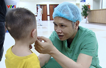 [VIDEO] Hành trình vượt hơn 300km giành lại sự sống cho bé trai có trái tim phình to chiếm 2/3 lồng ngực