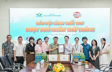 Báo Đội mang yêu thương đến với bệnh nhi tại Bệnh viện Nhi Trung ương