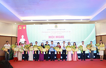 4 gia đình tiêu biểu và 6 học sinh là con của viên chức, người lao động Bệnh viện Nhi Trung ương được Công đoàn Y tế Việt Nam biểu dương