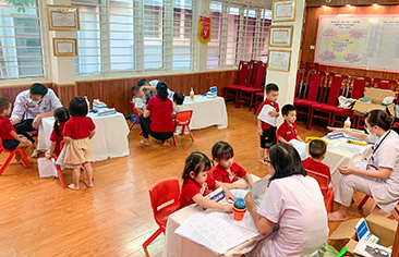 [Tin ảnh] Bệnh viện Nhi Trung ương phối hợp khám sức khỏe định kỳ miễn phí cho hơn 1.000 trẻ em tại phường Láng
