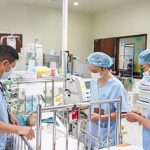 Không để trẻ ngồi phía trước xe máy, xe tay ga : Cảnh báo tiềm ẩn nguy cơ tai nạn nghiêm trọng