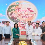 Chủ tịch Ủy ban Trung ương MTTQ Việt Nam Bùi Thị Minh Hoài thăm và trao quà Trung thu cho bệnh nhi tại Bệnh viện Nhi Trung ương