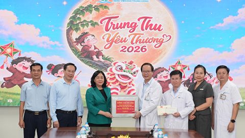 Chủ tịch Ủy ban Trung ương MTTQ Việt Nam Bùi Thị Minh Hoài thăm và trao quà Trung thu cho bệnh nhi tại Bệnh viện Nhi Trung ương