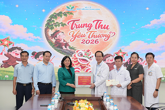Chủ tịch Ủy ban Trung ương MTTQ Việt Nam Bùi Thị Minh Hoài thăm và trao quà Trung thu cho bệnh nhi tại Bệnh viện Nhi Trung ương