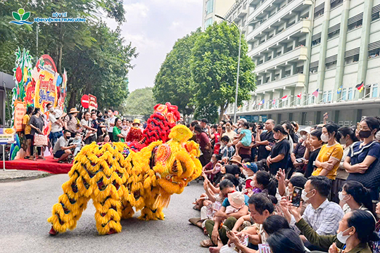 Một mùa Trung thu đặc biệt của những em nhỏ đang điều trị tại Bệnh viện Nhi Trung ương
