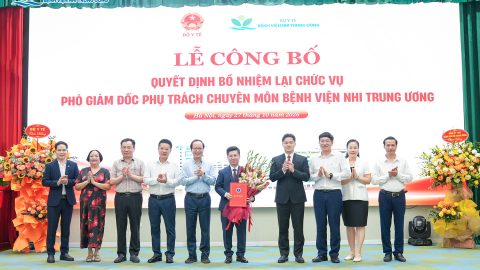 TS.BS. Cao Việt Tùng nhận quyết định bổ nhiệm lại chức vụ Phó Giám đốc phụ trách chuyên môn Bệnh viện Nhi Trung ương của Bộ trưởng Bộ Y tế