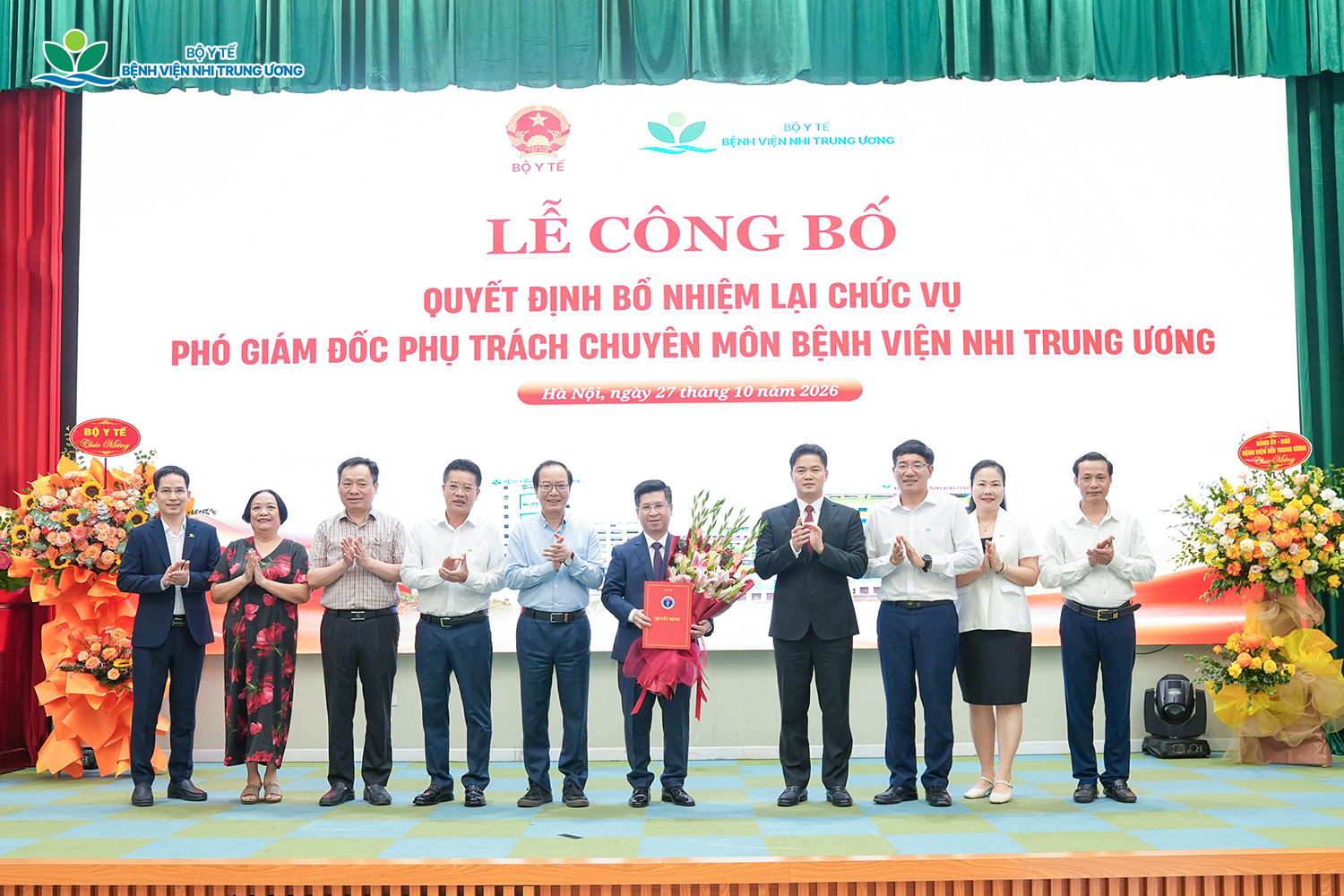TS.BS. Cao Việt Tùng nhận quyết định bổ nhiệm lại chức vụ Phó Giám đốc phụ trách chuyên môn Bệnh viện Nhi Trung ương của Bộ trưởng Bộ Y tế